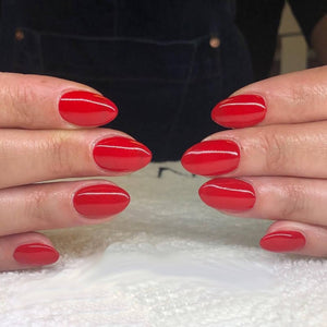 Red nails CND Vinylux Liberte